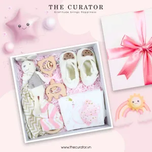 Hộp Quà "Baby Girl, Welcome to the World" – nâng niu nàng công chúa đáng yêu với set quà cho bé gái với đồ chơi, giày & quần áo, là quà cho trẻ sơ sinh đầy ý nghĩa và tràn ngập yêu thương.