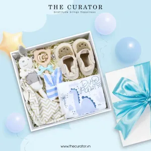 Hộp Quà "Baby Boy, Welcome To The World" – yêu thương nhóc tì qua từng khoảnh khắc với set quà cho bé trai, gồm đồ chơi và quần áo mềm mại, trở thành món quà ý nghĩa cho trẻ sơ sinh
