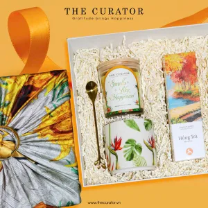 The "Orange Blossom" Gift Set is a bright blessing for joy, featuring a Women's Day gift box with a scented candle, ceramic mug, tea, and spoon - perfect as a thoughtful birthday gift for her