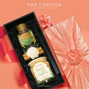 Hộp Quà "Smells Like Happiness - Floral Bloom" mang đến vẻ đẹp tình tứ của muôn hoa, với set quà nến thơm và tinh dầu, là món quà Valentine cho người yêu đầy tinh tế.