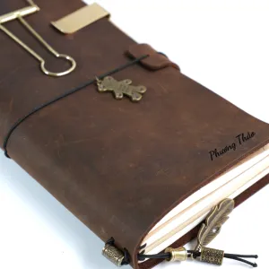 Sổ Tay Da Bò Crazy Horse kích thước 22x11cm, được làm từ da thật cao cấp, có thể Khắc Tên Theo Yêu Cầu, đi kèm Charm Trang Trí Sang Trọng, là lựa chọn hoàn hảo cho Quà Tặng Doanh Nghiệp và Quà Tặng Cá Nhân Hóa đầy ý nghĩa.