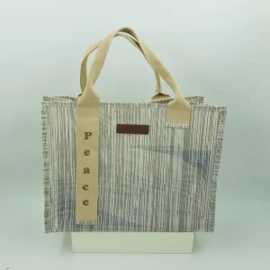 Túi Mua Sắm Vải Nhựa Kẻ Sọc 25 x 25cm mang nét cổ điển sang trọng, kết hợp cùng chất liệu vải Textilene bền bỉ, là lựa chọn hoàn hảo cho túi shopping, túi đựng cơm văn phòng cao cấp hay túi quà tặng sang trọng.