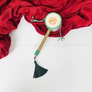 The Green "Trường An" Vietnamese Tambourine Gift Box captures the traces of traditional beauty, featuring a meticulously crafted traditional tambourine that reflects Vietnam’s cultural essence - an ideal Vietnamese toy and a meaningful Vietnamese gift for kids to cherish