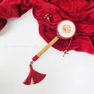 The Red "Trường An" Vietnamese Tambourine Gift Box is a celebration of traditional beauty, featuring a finely crafted handheld tambourine that embodies Vietnamese artistry - an exquisite handmade gift perfect for those who appreciate cultural elegance and meaningful keepsakes.