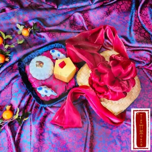 The "Tich Tich Ting Tang" Gift Box – "Quy Phi Lac Thuy" Edition beautifully weaves a delicate story of tradition, featuring an exquisite gift set with premium tea, elegant ceramic figurines, and thoughtfully curated books, making it a timeless souvenir