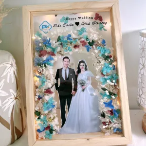 Khung Ảnh Trang Trí Nền Hoa là cách hoàn hảo để đưa kỷ niệm vào không gian thơ mộng, với thiết kế tranh hoa khô cá nhân hóa, được chế tác tỉ mỉ theo phong cách khung ảnh theo yêu cầu, tạo nên quà tặng cá nhân hóa đầy ý nghĩa, thích hợp làm quà cho nữ trong những dịp đặc biệt.