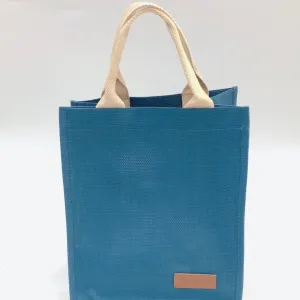 Túi Mua Sắm Vải Nhựa (18 x 20cm) mang phong cách trẻ trung, hiện đại, được làm từ vải Textilene bền đẹp, thích hợp làm túi shopping, túi đựng cơm văn phòng tiện lợi hoặc túi quà tặng sang trọng