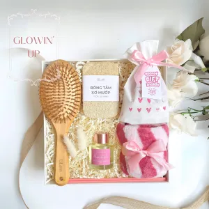 The "Glowin' Up" Gift Box is the perfect Women's Day surprise, designed to embrace her aura with a curated set of body care essentials and a mystery blind bag, making it a romantic gift for your girlfriend on March 8th.