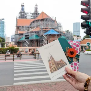 Bưu Thiếp Giấy Bồi Nhà Thờ Đức Bà từ BST "Tôi Yêu Sài Gòn" là món quà lưu niệm tinh tế với giấy bồi thủ công và phong bì sang trọng, gói trọn dấu ấn đô thị