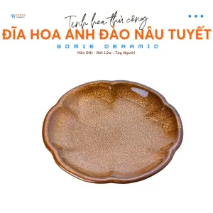 Đĩa Hoa Anh Đào Men Nâu Tuyết Hỏa Biến là tuyệt tác đồ gốm Bát Tràng thủ công, mang vẻ đẹp đậm đà và tinh tế, là điểm nhấn hoàn hảo cho không gian của bạn, đồng thời là món quà tân gia sang trọng đầy ý nghĩa.