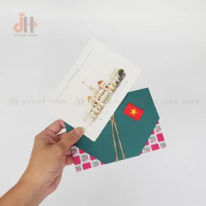 Bưu Thiếp Giấy Bồi Ủy Ban Nhân Dân Thành Phố, một phần của BST Tôi Yêu Sài Gòn, tôn vinh di sản kiến trúc đô thị qua từng nét thiệp vẽ tay tinh tế trên postcard giấy bồi, trở thành món quà lưu niệm đầy ý nghĩa.