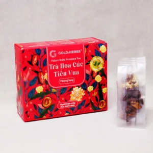 Trà Hoa Cúc Tiến Vua – thức uống kết hợp nhiều loại thảo mộc, mang đến vị thanh tao thượng hạng, dịu nhẹ và ngọt tự nhiên, là món quà tặng sức khỏe đầy ý nghĩa.