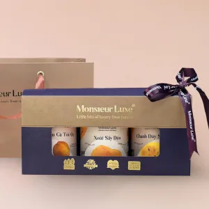 The "Fresh" Gift Box is a premium snack gift set featuring a unique combination of dried mango, dried passion fruit, and chickpeas, offering natural flavors that make it a distinctive corporate gift.