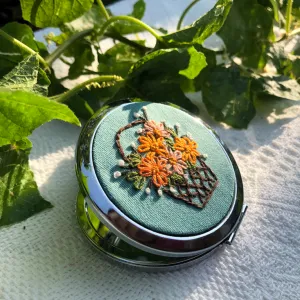 gương linen thêu tay, màu xanh, gương thêu thủ công, gương cầm tay, gương tròn mini, màu vải và hình thêu theo yêu cầu