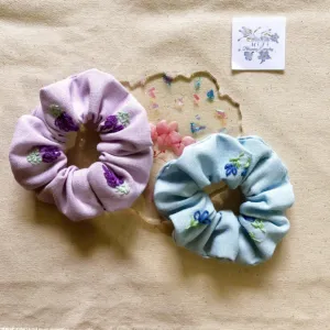 scrunchies linen thêu tay, màu lạnh, xanh dương, xanh lá và tím, dây buộc tóc, phụ kiện đeo tay xinh xắn, phong cách nhẹ nhàng và nữ tính