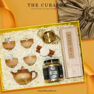 "Amber Harmony" gift box – premium wellness gift set in upscale yellow tone featuring tea set with filter, agarwood, and cordyceps for a luxurious experience.
