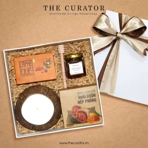 Hộp quà "Nature Gift" – set quà tặng sinh nhật đặc biệt hội tụ tinh hoa thiên nhiên với nến thơm dừa, xà phòng, mật ong và xoài cuộn thủ công.