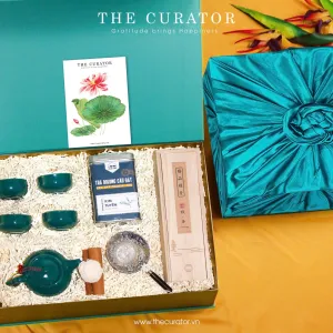 "Truong An" Gift Box – a luxurious gift set for your boss, featuring premium agarwood and a tea ceremony gift set designed to inspire relaxation with fine tea and soothing aroma, making it the perfect premium gift