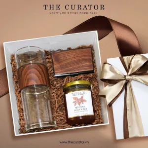 Hộp Quà "Rustic Box" – set quà tặng sang trọng với bình lọc trà, ví đựng thẻ và mật ong nguyên chất, mang đến sự tiện lợi cho ngày dài. Lựa chọn hoàn hảo cho quà tặng doanh nghiệp cao cấp!