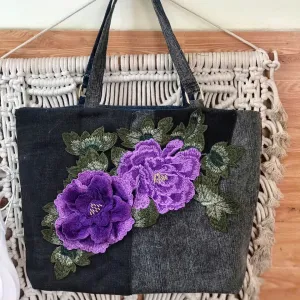 Túi xách hoa tím từ jeans tái chế – túi tote vải tái chế cho quý cô thanh lịch, phụ kiện thời trang bền vững, quà sinh nhật cho nữ, quà tặng xanh độc đáo.