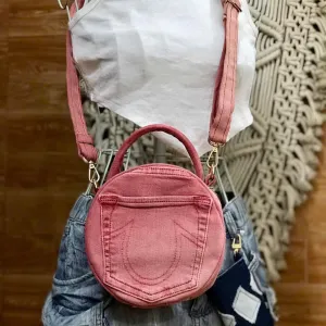 Túi hộp tròn mini màu hồng từ jeans tái chế mang đến sự tươi tắn trong từng khoảnh khắc, thiết kế túi đeo chéo thời trang tiện lợi, là phụ kiện jeans tái chế thân thiện môi trường và món quà sinh nhật sáng tạo đầy ý nghĩa