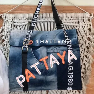 Túi tote nắp Pattaya từ jeans tái chế mang thiết kế độc nhất dành riêng cho bạn, kết hợp túi xách jeans tái chế và tinh thần thời trang bền vững, tạo nên món quà sinh nhật thủ công đầy ý nghĩa.