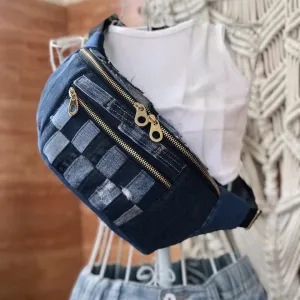 Túi Đeo Chéo Họa Tiết Sọc Từ Jeans Tái Chế là điểm nhấn thời trang sáng tạo, kết hợp giữa túi jeans tái chế thủ công, phong cách bền vững và phụ kiện độc đáo, lý tưởng làm quà sinh nhật xanh đầy ý nghĩa.
