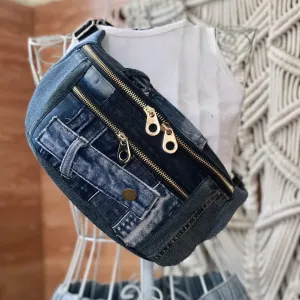 Túi Đeo Chéo Từ Jeans Tái Chế Kèm Nút & Hai Khóa là phụ kiện denim được chăm chút tỉ mỉ đến từng chi tiết, kết hợp phong cách thời trang bền vững cùng thiết kế độc đáo, lý tưởng làm quà sinh nhật sáng tạo dành cho người yêu thích túi jeans cá tính.
