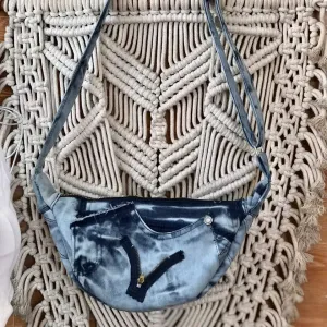 Túi đeo chéo bán nguyệt xanh loang từ jeans tái chế – phụ kiện xuống phố cực ngầu, túi tái chế cho tín đồ thời trang bền vững, quà sinh nhật sáng tạo và độc đáo