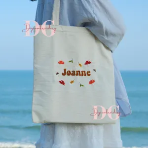 Túi tote thêu tên theo yêu cầu kèm họa tiết nấm tạo dấu ấn trẻ trung ai cũng thích, được làm từ chất liệu vải bền đẹp, với đường thêu tỉ mỉ, là món quà sinh nhật đáng yêu và lựa chọn quà tặng hoàn hảo dành cho nữ.