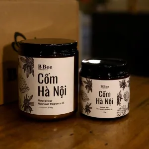 Experience a nostalgic journey with the "Hanoi Green Rice Flake" Scented Candle & Stickers Gift Set, featuring a natural wax candle that brings unique Vietnamese scents to life, making it the perfect and memorable gift.