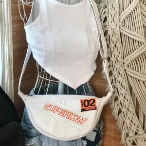Túi đeo chéo bán nguyệt trắng Superdry tái chế từ jean, phụ kiện thời trang bền vững và độc bản, là món quà sinh nhật cho nữ đầy cá tính