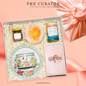 "Beauty Glow" gift box – pink gift for the elegant lady featuring a cup and saucer, saffron, honey, and scented candle, perfect gift for her on Women's Day.