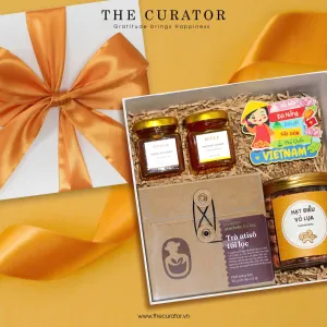 Hộp quà "Sweet Memory" trao tinh hoa từ đất Việt với set quà trà kèm hạt điều cùng mật ong và nam châm lưu niệm, là hộp quà tặng tinh tế chứa đặc sản Việt Nam.