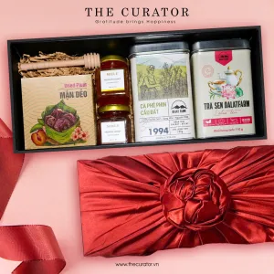 "Heritage Sips" gift box offers an authentic experience of savoring Vietnamese flavors through a premium specialty gift set featuring soft plum, honey along with traditional tea and coffee in an elegant Vietnamese gift package.