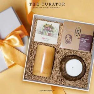 Hộp Quà "Relaxing Memory" giúp Cảm Nhận Hơi Thở Việt Nam qua Set Quà Nến Thơm Dừa Cùng Trà Atiso Kèm Cốc & Lót Ly tinh tế, là Quà Lưu Niệm Việt Nam và Quà Đặc Sản Tinh Tế đầy ý nghĩa.