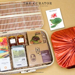 Hộp Quà "Flavors Journey" đưa bạn vào cuộc Khám Phá Vị Ngon Nước Việt thông qua Set Quà Trà Cùng Cà Phê & Các Đặc Sản Việt Nam đặc sắc, là Hộp Quà Đặc Sản và Quà Tặng Cao Cấp Cho Mọi Dịp đáng nhớ.