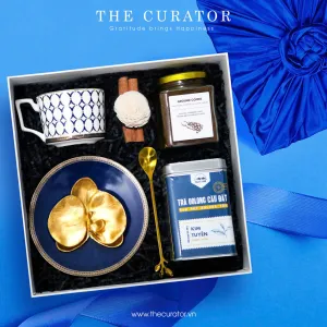 Hộp quà 'Royal Blue' với sắc xanh hoàng tộc quý phái, là set quà cao cấp gồm bộ chén đĩa tinh xảo cùng cà phê thượng hạng và trà Ô Long truyền thống, tạo nên món quà tặng doanh nghiệp đẳng cấp và quà sinh nhật ý nghĩa
