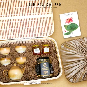 Hộp quà "An Lạc" chinh phục qua từng chi tiết tinh tế với set quà nâu chủ đạo gồm ấm trà thanh nhã cùng đông trùng hạ thảo quý giá và mật ong nguyên chất trong hộp quà mây tre thủ công cao cấp.