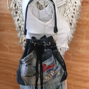 Túi bucket xanh xám từ jeans tái chế với cá tính không giới hạn, túi dây rút vải jeans tái chế là phụ kiện thời trang bền vững và quà tặng thủ công độc đáo