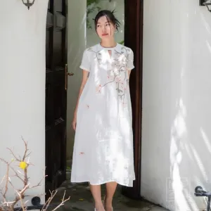 Đầm “Shi” bằng tơ tằm cao cấp, họa tiết hoa nhẹ nhàng, tay áo duyên dáng – tỏa sáng trong từng khung hình. Món quà sinh nhật sang trọng cho nàng hoặc quà tặng ý nghĩa cho bạn gái.
