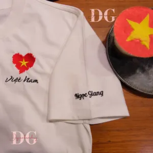 Áo Thêu Cờ Việt Nam Kèm Tên Theo Yêu Cầu là món quà tặng cá nhân hóa tuyệt vời sẽ là lựa chọn hoàn hảo cho những ai yêu thích Áo Thun Thêu Quốc Kì và muốn sở hữu Quà Lưu Niệm Việt Nam đặc biệt.