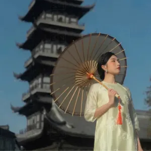 Áo dài thêu hoa tinh tế kết hợp quần ống rộng, mang đến vẻ đẹp thanh tao cho người mặc – trang phục truyền thống Việt Nam, món quà lưu niệm ý nghĩa dành cho phái nữ