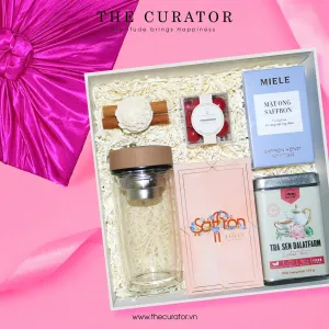 Graceful Time gift box delivers an unforgettable sweet experience through a premium collection featuring rare saffron, fragrant lotus tea, pure honey and elegant chocolate-covered blueberries, all beautifully presented in a luxurious gift package perfect for sophisticated corporate gifting