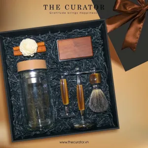 Hộp quà 'The Executive' chắt lọc những trải nghiệm tinh hoa dành cho quý ông hiện đại, với set quà độc đáo gồm bình lọc trà sang trọng kèm ví đựng thẻ tiện dụng và bộ cạo râu chuyên nghiệp, tạo nên món quà tặng doanh nghiệp cao cấp đầy ấn tượng.