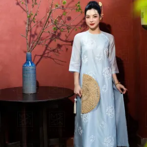 Áo dài thêu hoa tinh tế kết hợp quần ống rộng, mang đến vẻ đẹp thanh tao cho người mặc – trang phục truyền thống Việt Nam, món quà lưu niệm ý nghĩa dành cho phái nữ