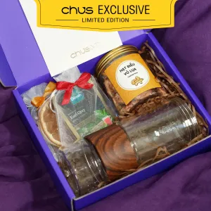 The exclusive "Caring" gift box delivers heartfelt affection through exquisite flavors, featuring a premium tea and jar set with cashews and dried orange – a refined gift for every special occasion.