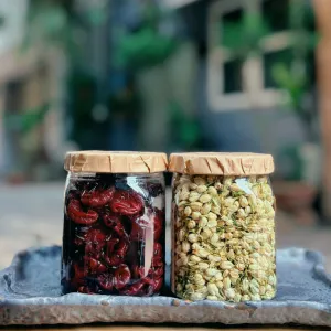 Hộp quà mứt atiso và trà hoa với vị nhẹ nhàng gửi gắm yêu thương, được đóng gói trong hộp quà quấn khăn độc đáo, là món ăn vặt lành mạnh, quà tặng tốt cho sức khỏe và set quà đặc sản truyền thống của Việt Nam.