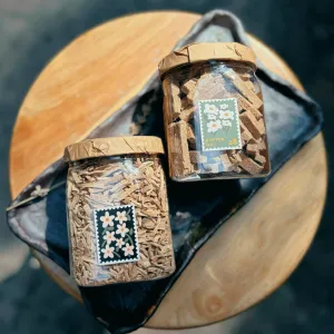 Hộp quà gừng thẻ và trà mãng cầu tạo nên bộ đôi bùng nổ hương vị độc đáo, được đóng gói trong hộp quà phong cách vintage tinh tế, là hộp quà trà cao cấp kết hợp với bánh kẹo lành mạnh và món quà đặc sản truyền thống của Việt Nam.