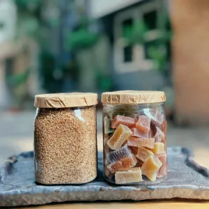 Hộp quà mứt rong sụn và trà gừng mang đến trải nghiệm say đắm với những hương vị đặc sản hiếm có, được đóng gói trong hộp quà cột khăn vintage tinh tế, là món ăn vặt tốt cho sức khỏe và set quà tặng đặc sản độc đáo của Việt Nam.Hộp quà mứt rong sụn và trà gừng mang đến trải nghiệm say đắm với những hương vị đặc sản hiếm có, được đóng gói trong hộp quà cột khăn vintage tinh tế, là món ăn vặt tốt cho sức khỏe và set quà tặng đặc sản độc đáo của Việt Nam.